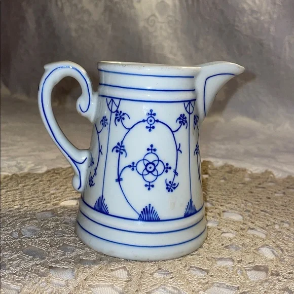 Vintage porcelain Blue and White Creamer jug. - Picture 3 of 5